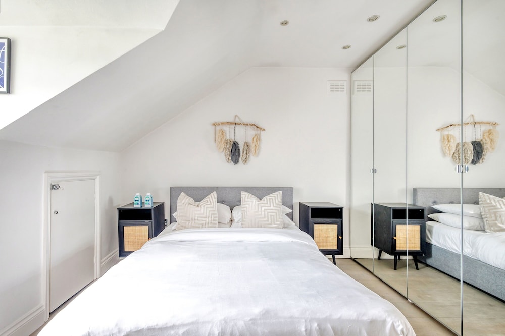 The Luxury Treehouse - One bed Little Venice - by Out of Office Lifestyle