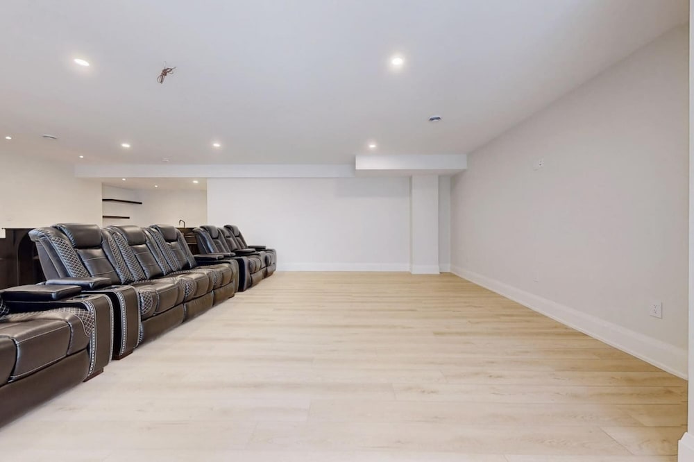 Lucky Mansion Luxury Villa in Fort Erie