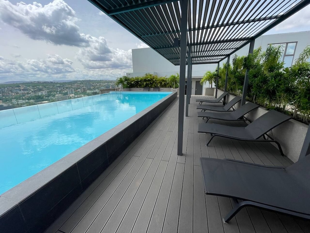 Lennox Luxury Suites by Cozy