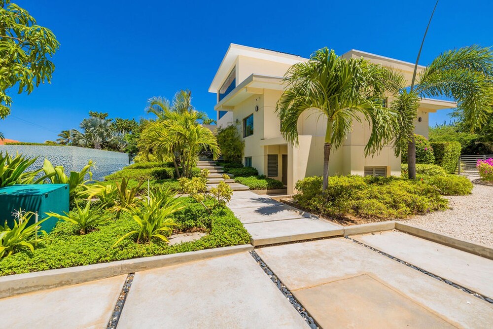 NEW Luxury 4BR Beachfront Villa w Infinity Pool