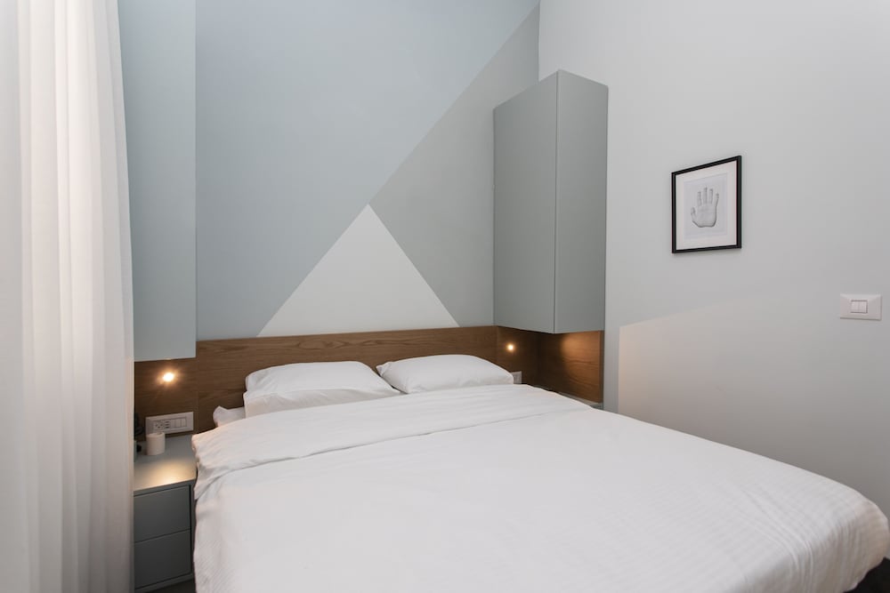 De Picciotto Suites view 3