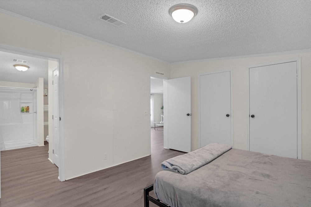 Relaxing 4br Hideaway In Groveland 4 Bedroom Cottage by RedAwning - Property Image 27