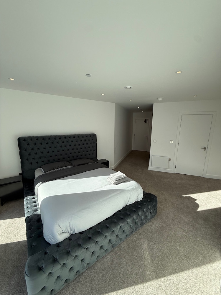 Apt Sleeps 6 With Two Bathrooms
