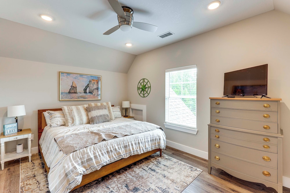 Walk to Lake Martin: Water-view Retreat w/ Deck!