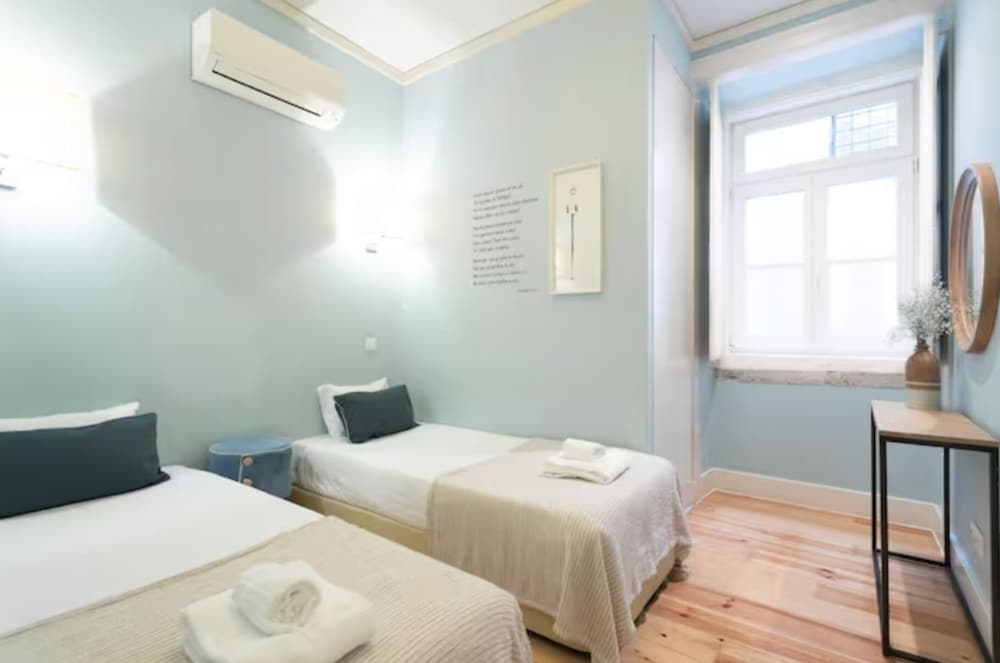 Baixa Cozy 2BR w/Elevator + AC - by LU Holidays view 2