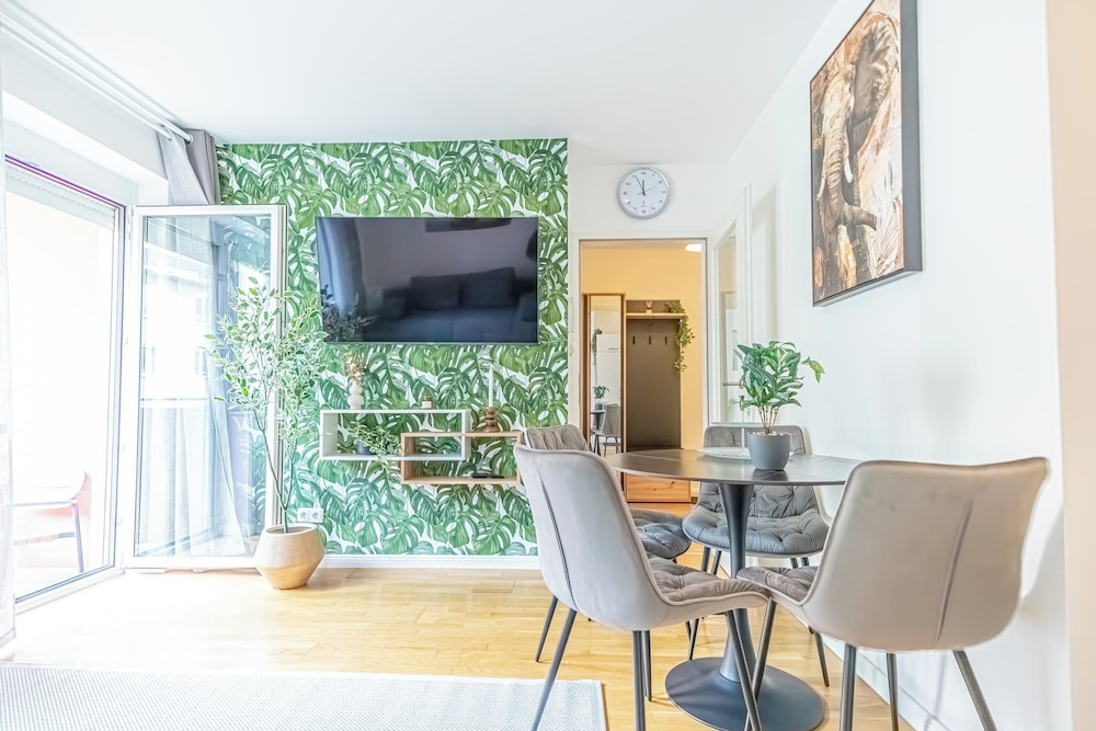 Comfortable 1BR 1LR City Center Apt