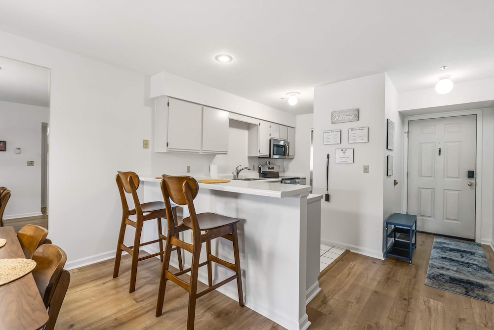 Royal Ridge Modern Condo for 4