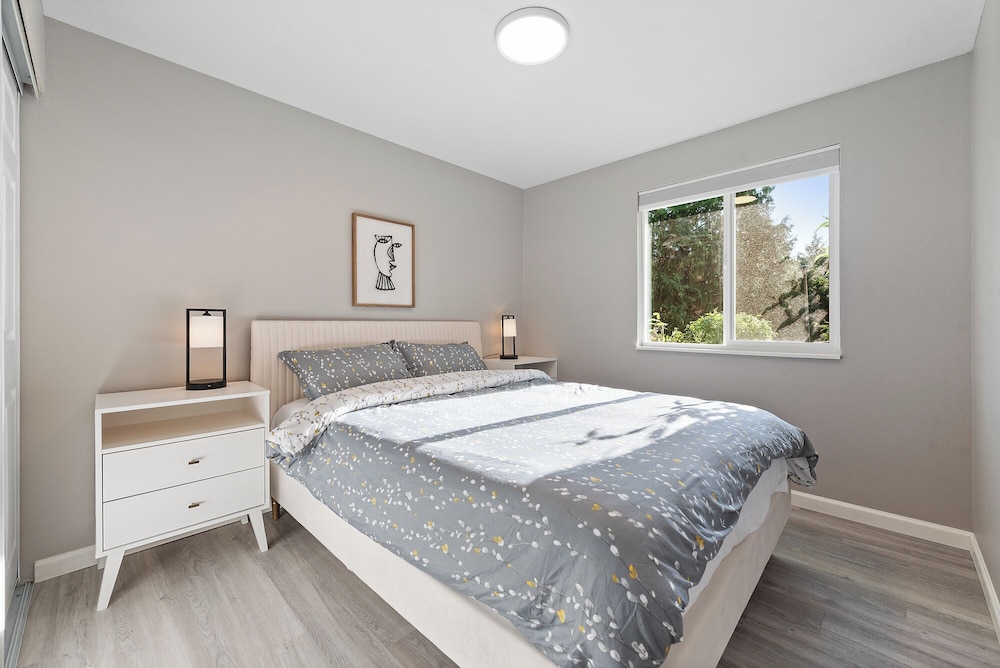 Cheerful Kirkland Home w/AC Big Yard, Walk to Beach