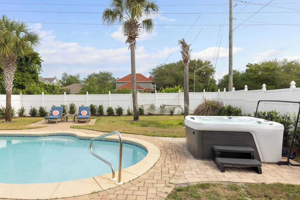 7bdr w/ Private Pool, Hot Tub, Fire Pit, Walk to Beach Tidal Wave by Avantstay