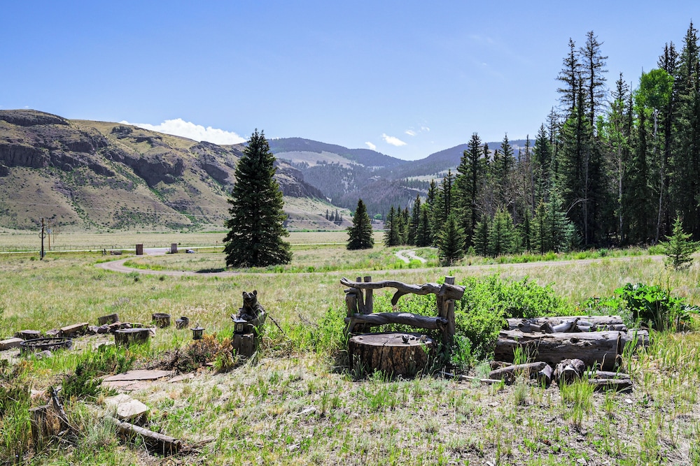 'wagon Wheel Hideaway' Near Fishing in Creede!