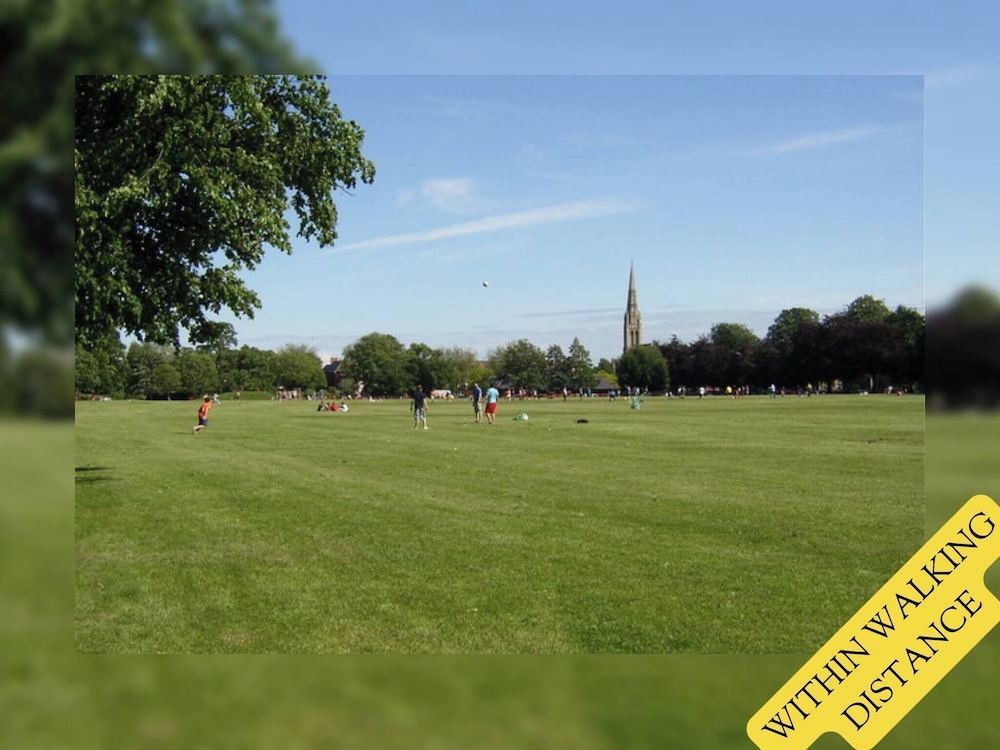 Family-sized Comfort - Walk to Lake & City Centre