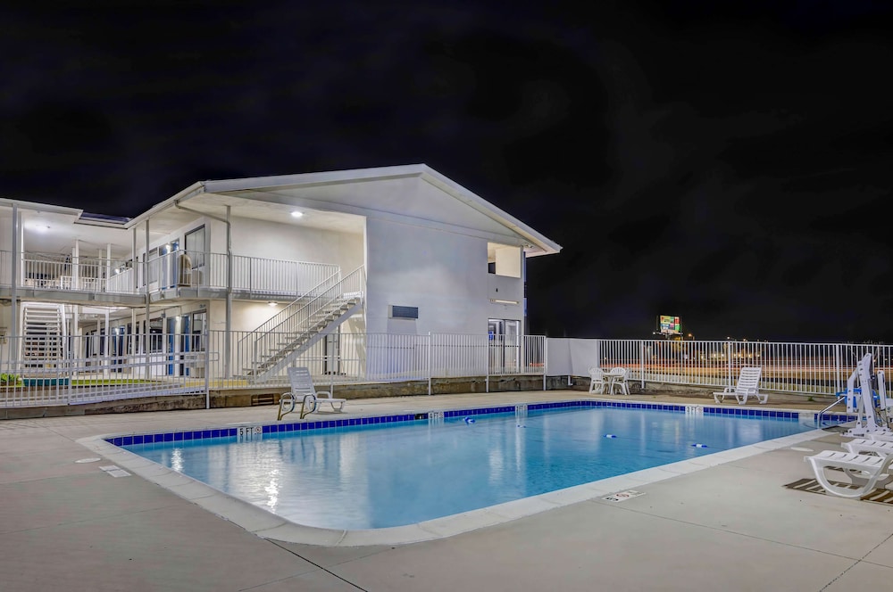 Motel 6 Denton, TX - UNT