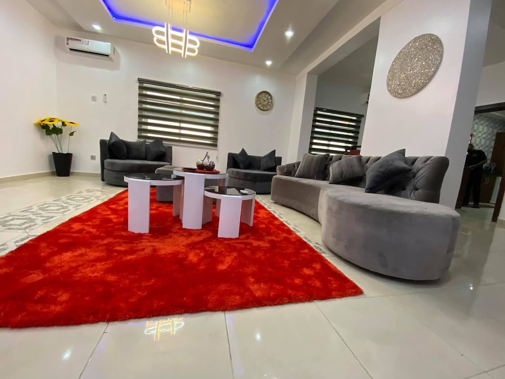 Comforts Court And Apartment