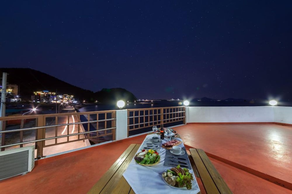 Geojedo Ocean View Dumo Mongdol Pension