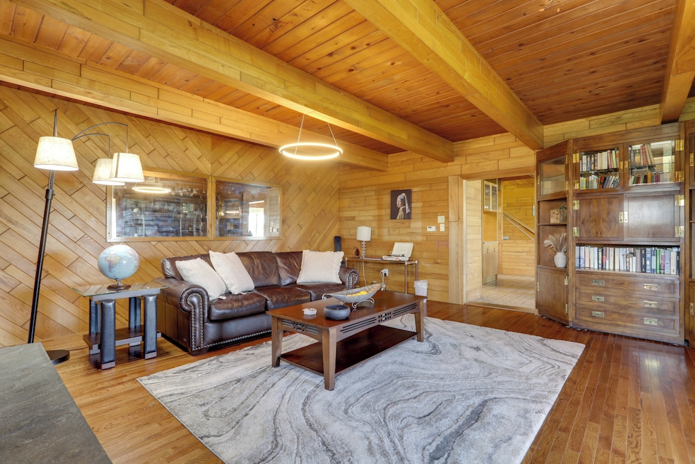 Waterfront Barrington Estate With Hot Tub!