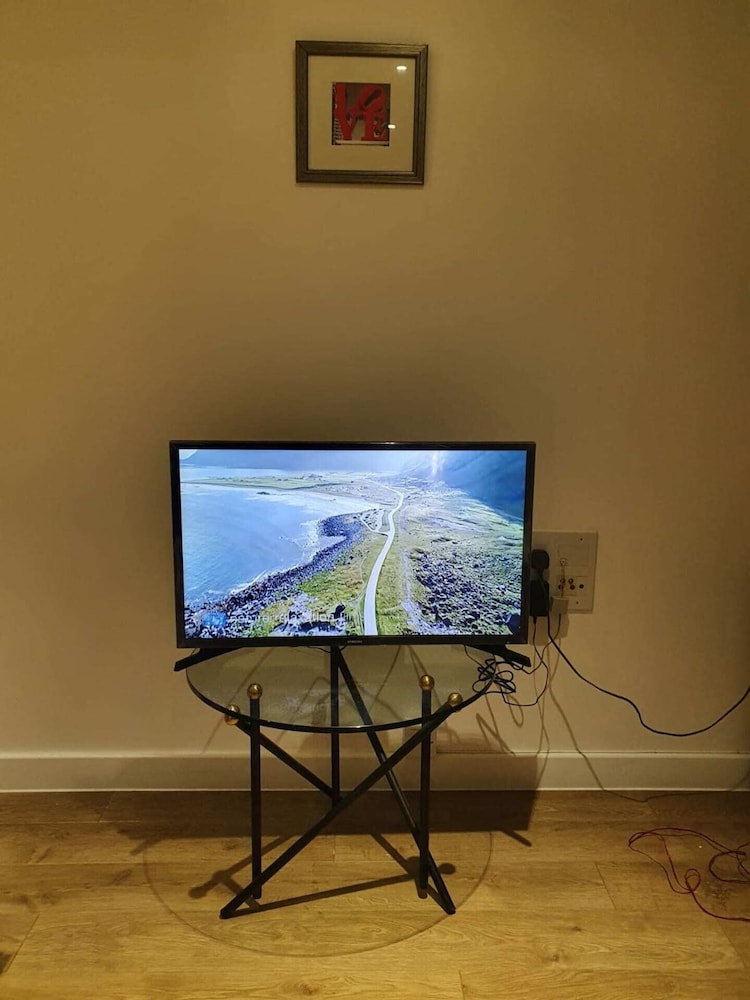 Modern 1 Bedroom Apartment Near Canary Wharf With Balcony