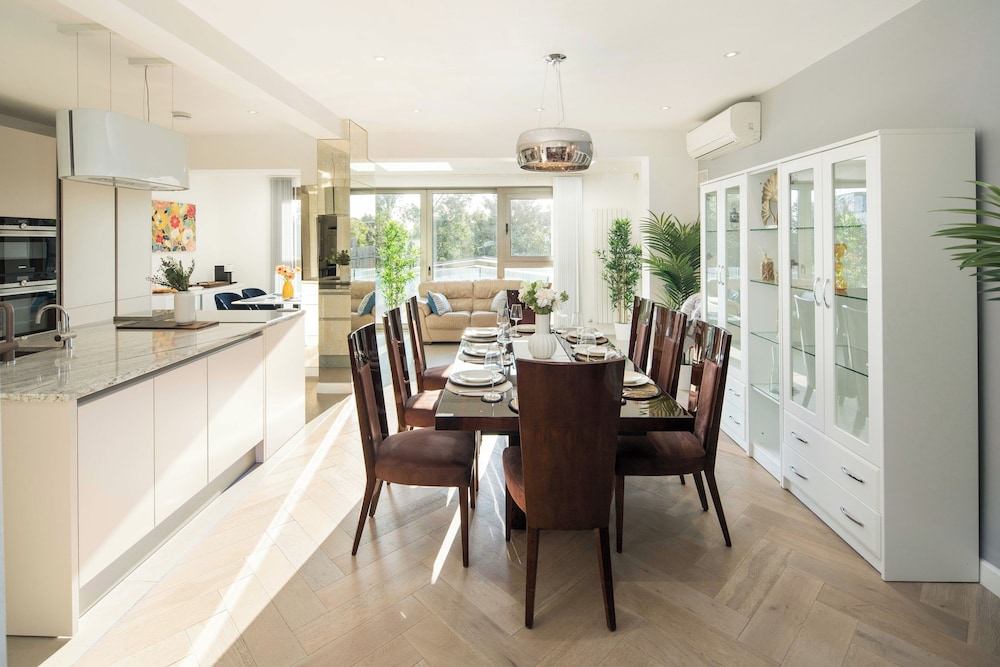 Luxurious 6-bed House With Pool and Free Parking