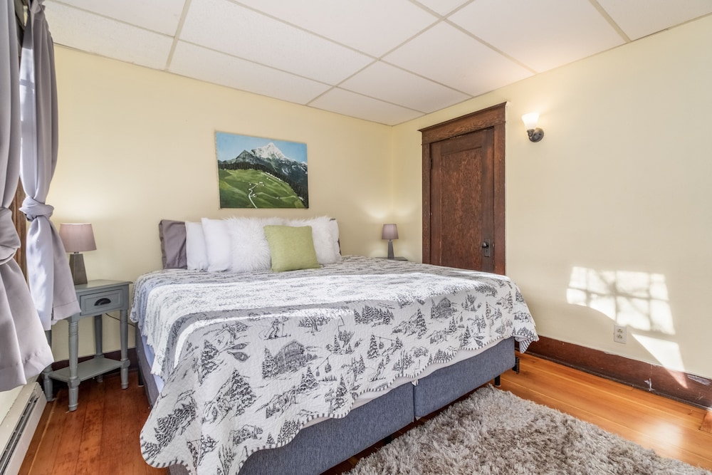Rockwell Retreat 4 Bedroom Home by NW Comfy Cabins by RedAwning view 5