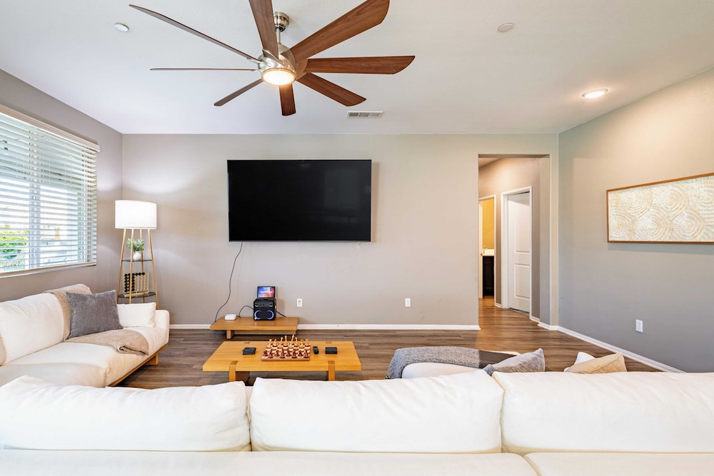 Luxe Indio Stay w/ Pool, Tiki Bar & Fire Pit Near Coachella Longfellow
