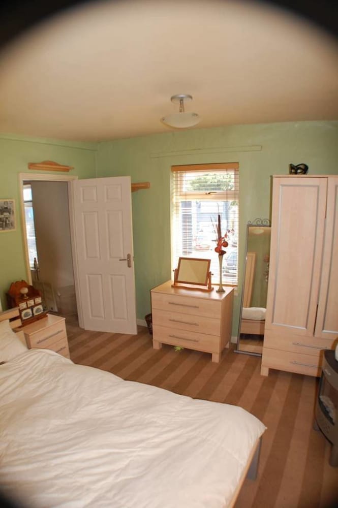 Apartment - Sleeps 4 - Pet Friendly - Balcony view 4