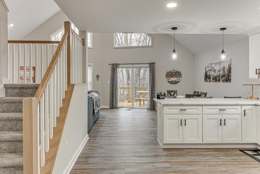 Lake & Pool Access: Poconos Family Getaway!