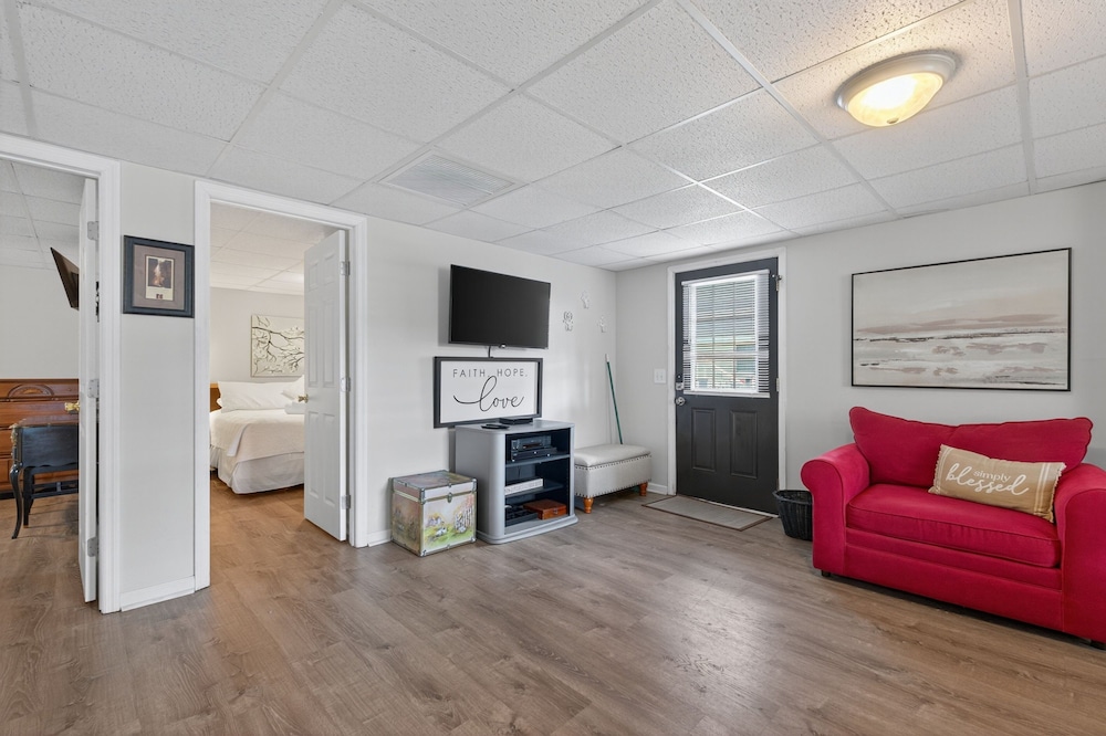 Coastal Retreat Steps From Private Beach 2 Bedroom Apts