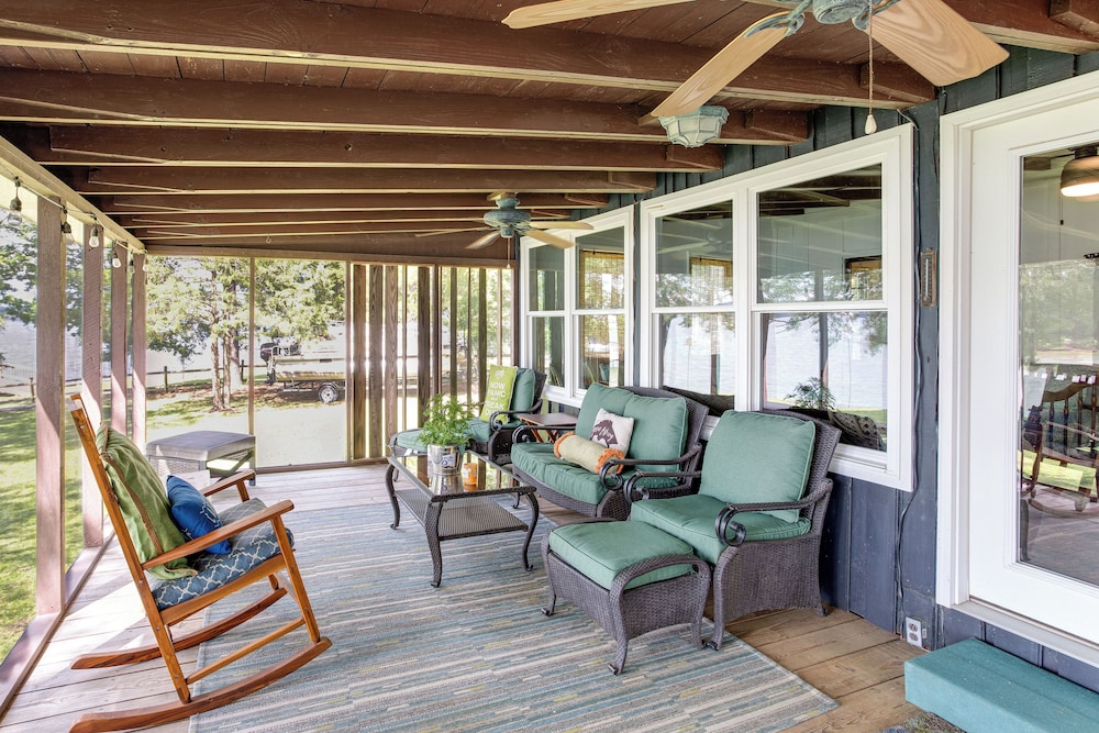 Lake Wateree Retreat: Dock & Screened Porch!