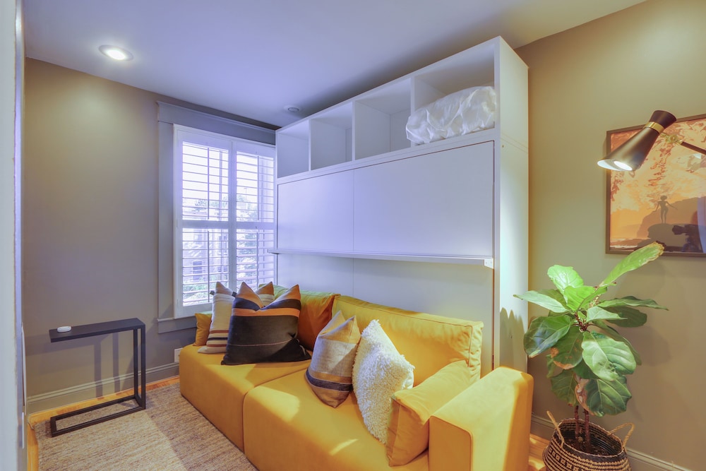 2 Mi to National Mall: Stunning Townhome w/ Patio!