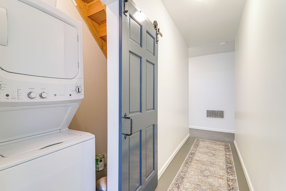 4 Mi to Uga: Bright & Airy Athens Apartment!