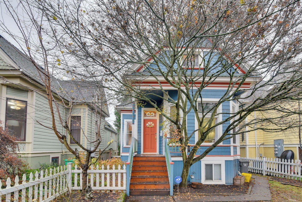 < 1 Mi to Moda Center: Walkable Portland Retreat!