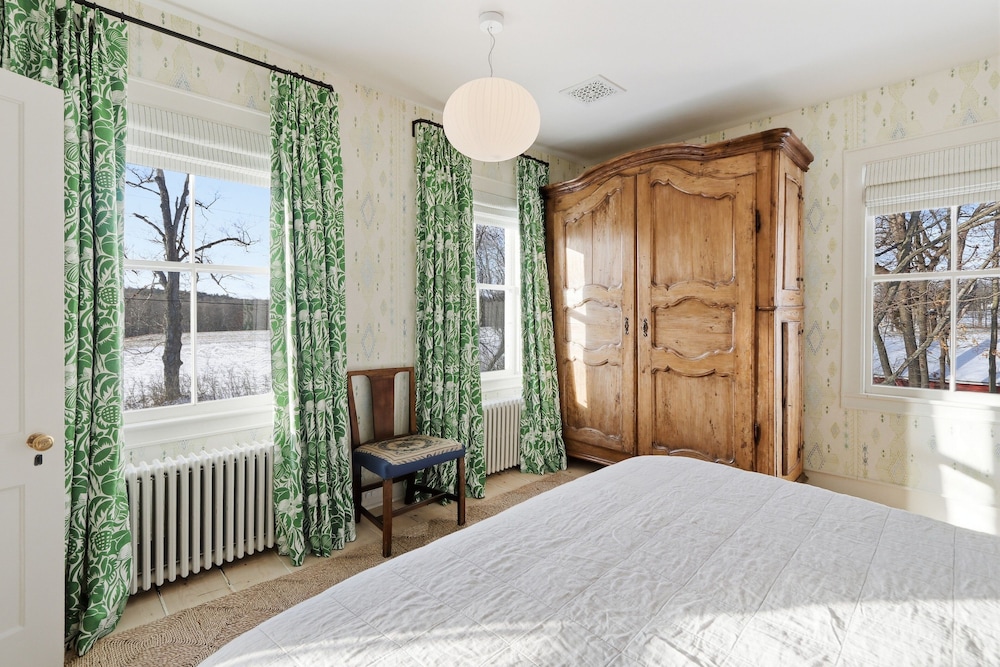 Gorgeous Hudson Valley Farmhouse On 14 Acres 3 Bedroom Home