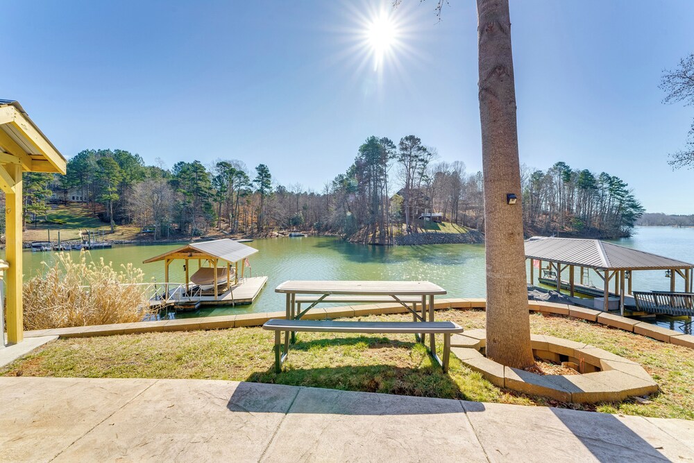 2 Kayaks: Lakefront Lookout Shoals Getaway!