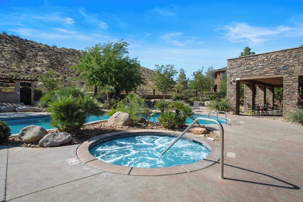 Pool Paradise for Families - Condo for 12 w/ Resort-style Amenities