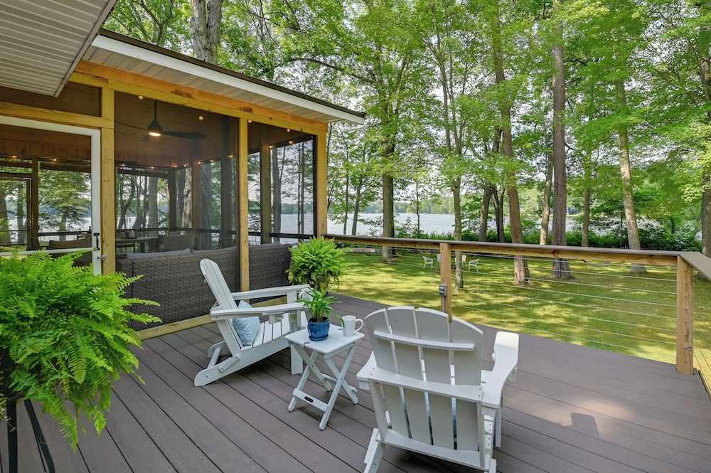 Waterfront Deck! Chic Lower Scott Lake Cottage