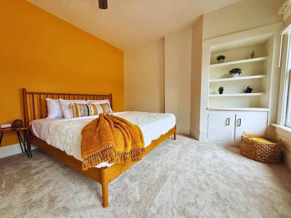 Short North Convention King Bed Parking Free
