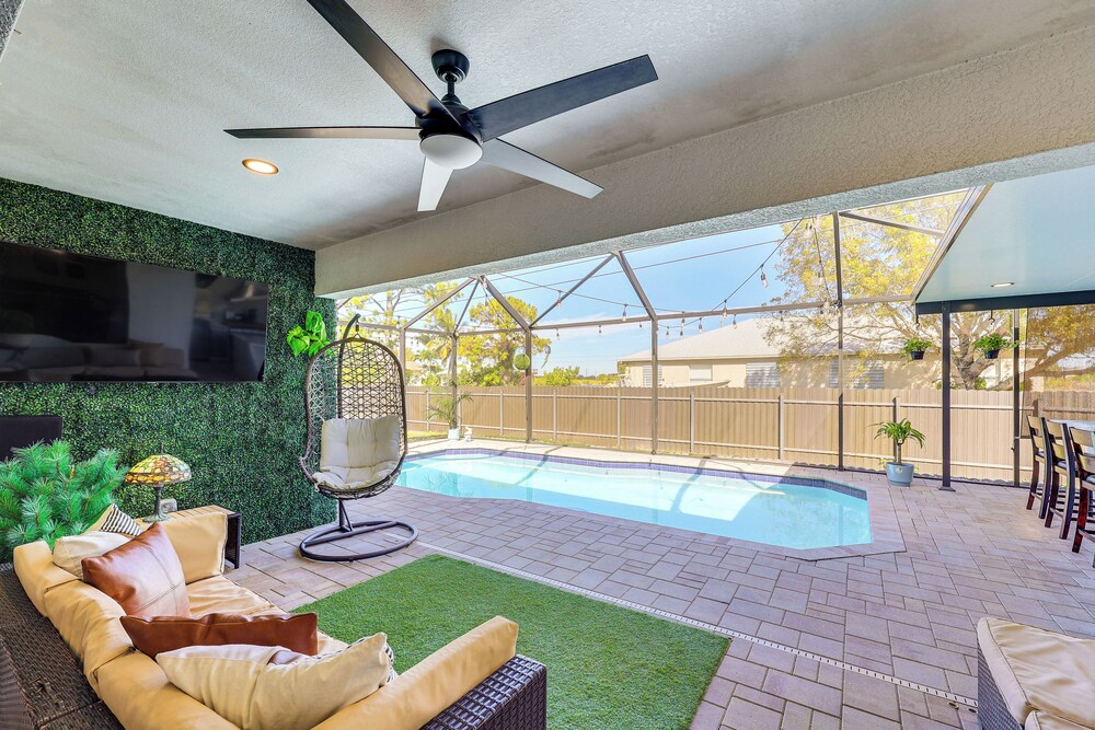 Poolside Oasis & Outdoor Kitchen: Cape Coral Home
