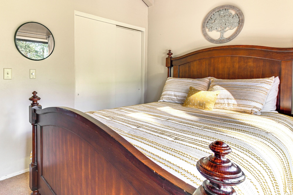 Golf Course Getaway & Hot Tub Haven in Pinetop!