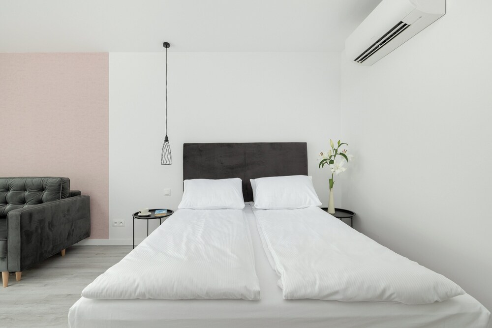 Studio With Swimming Pool by Renters view 4