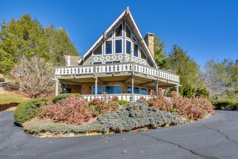 Picturesque Sky Haus Sanctuary w/ Mountain Views view 2