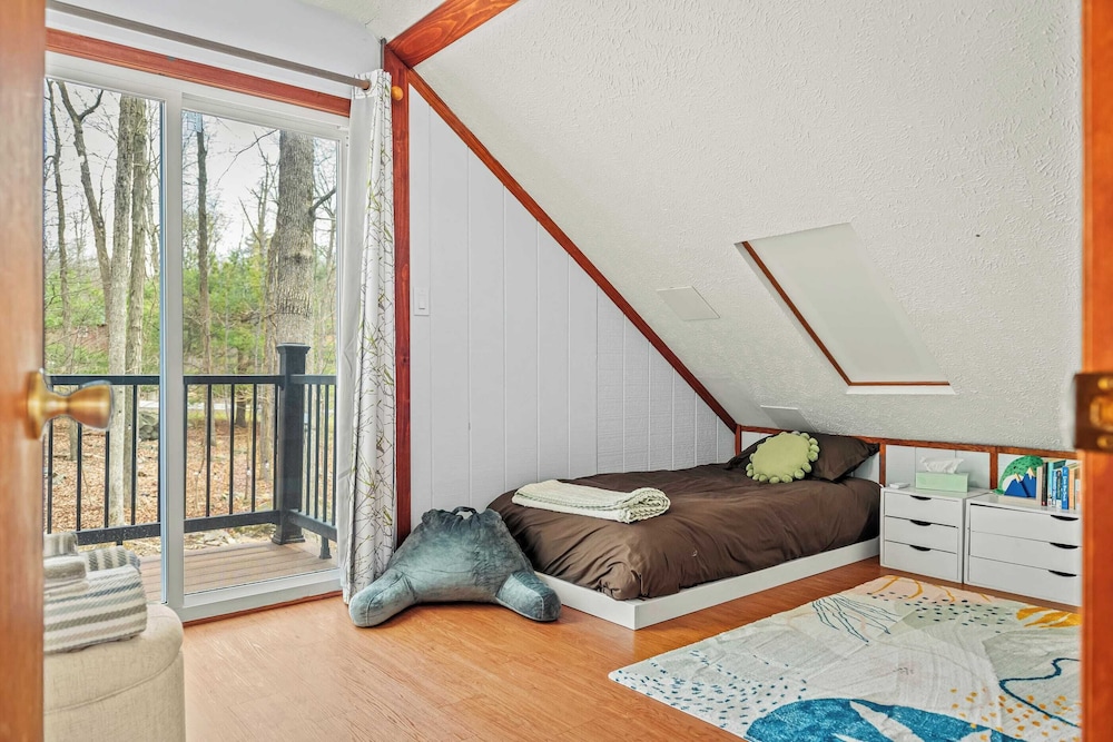 Stylish Renovated Home Open Layout, Coffee Bar + Near Hiking & Waterfalls