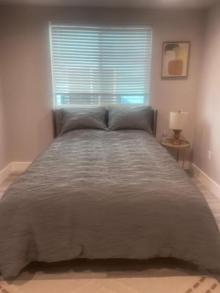Modern LA Stay – Private Room & Bathroom
