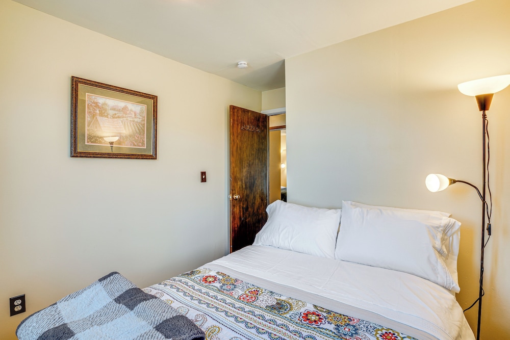 Near Hiking: Lakefront Getaway in Campbellsport!