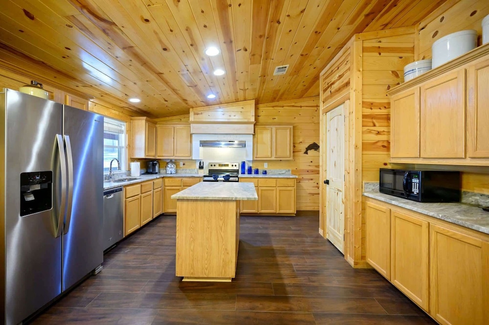 Outlaw Rose Cabin for 8!