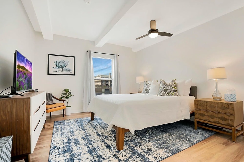 2 Steps to Ice Plant Apt in Downtown St Aug