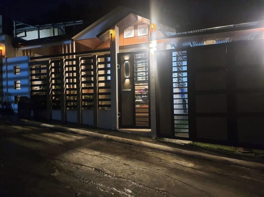 3 Bedroom Fully Furnished Aircon House With Free Car Park