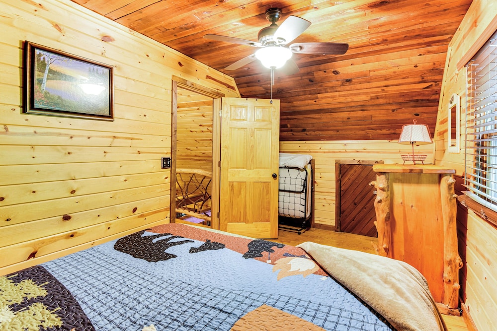 5 Mi to Unicoi State Park & Lake: Hot Tub Haven!