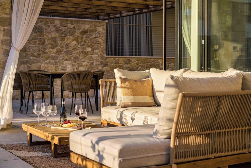 SalvatoreHomes - Pure Luxury in the Centre of Bardolino with Pool & Private Jacuzzi - Casa Olivia - a 5 Star Luxury Collection at Lake Garda