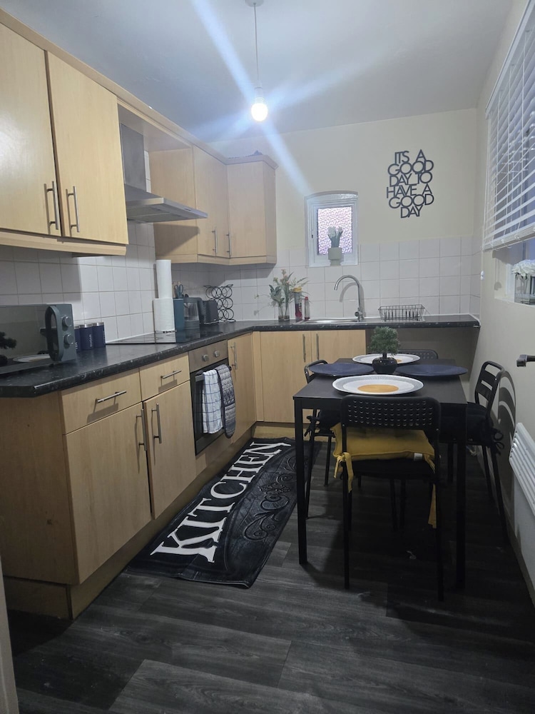 2 Bed - Sleeps 6 - Private Balcony - City Centre