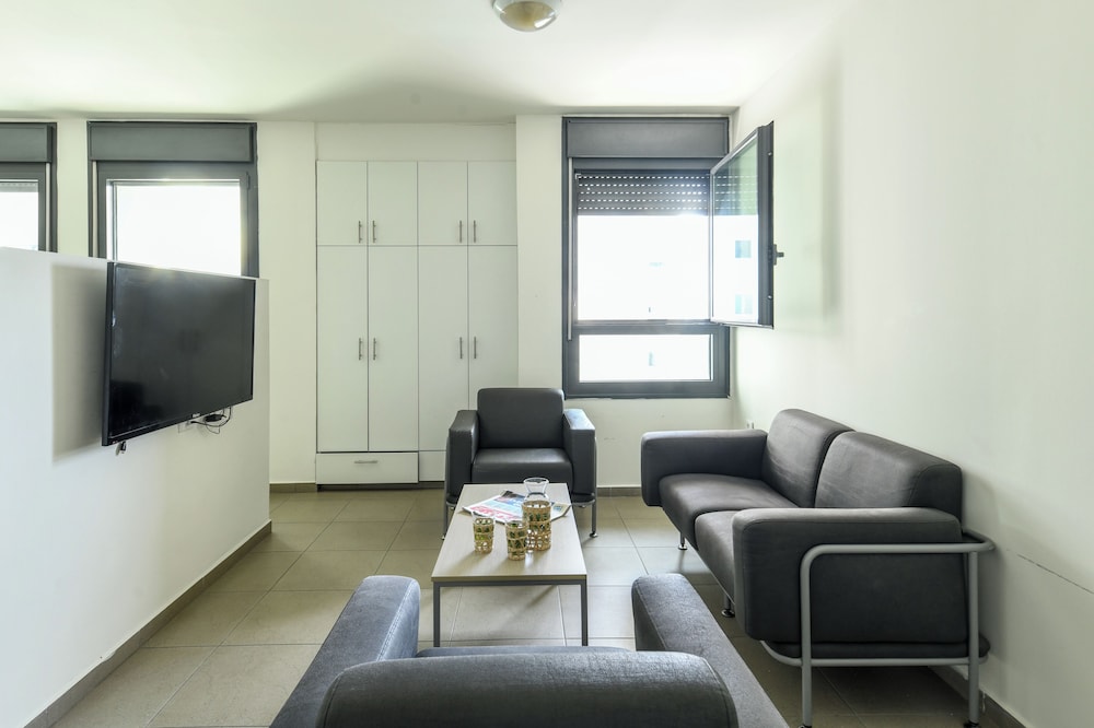 1 BR Apt w living room & learning area