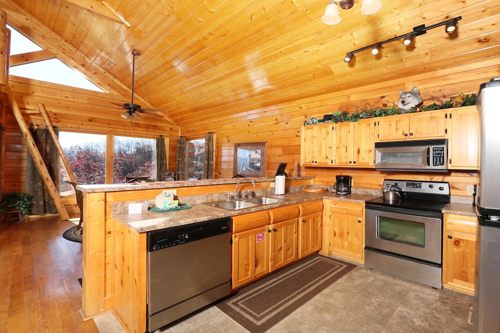 Howling Wolf - One Bedroom Cabin view 5